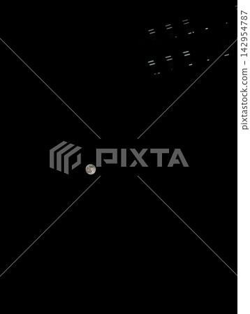 月亮漂浮在漆黑的夜空中 月亮漂浮在漆黑的夜空中 142954787