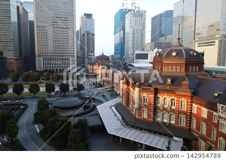 夕陽西下，照亮了東京站丸之內出口。 142954789