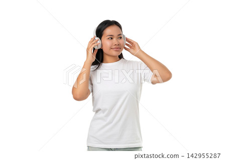 Woman listening to music with headphones, PNG Woman listening to music with headphones, PNG 142955287