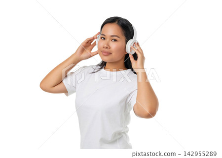 Woman listens to music while wearing headphones, PNG Woman listens to music while wearing headphones, PNG 142955289