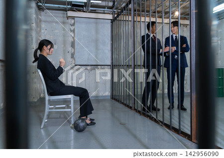 一名商人被關進監獄 142956090