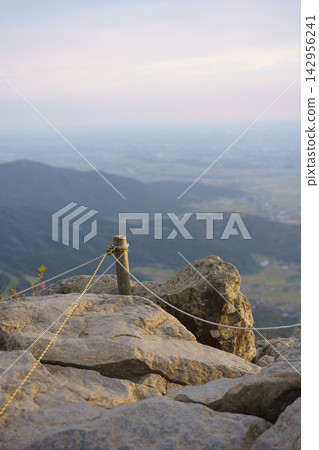日落時分從山頂眺望的景色 日落時分從山頂眺望的景色 142956241