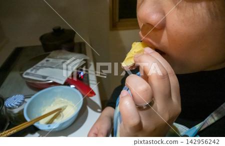 我妻子品嚐了剛炸好的天婦羅。 我妻子品嚐了剛炸好的天婦羅。 142956242