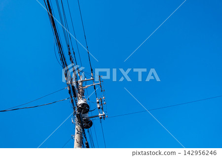 藍天、電線和電線桿 藍天、電線和電線桿 142956246