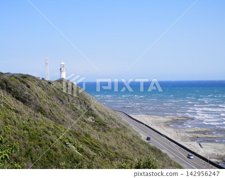 深藍色的大海和綠色的海岬-御前崎燈塔的景色 深藍色的大海和綠色的海岬-御前崎燈塔的景色 142956247