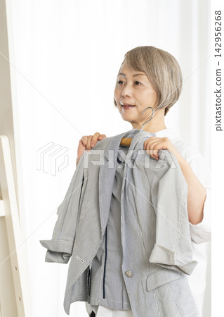 選擇衣裳的資深婦女 選擇衣裳的資深婦女 142956268