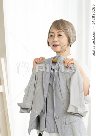 選擇衣裳的資深婦女 選擇衣裳的資深婦女 142956269