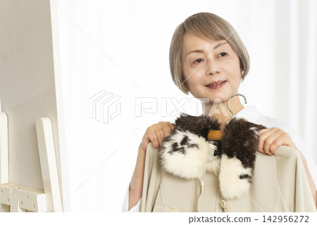 選擇衣裳的資深婦女 選擇衣裳的資深婦女 142956272