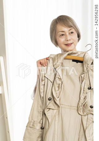 選擇衣裳的資深婦女 選擇衣裳的資深婦女 142956298