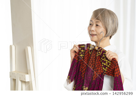 選擇衣裳的資深婦女 142956299