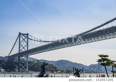 從壇之浦砲台遺址眺望關門橋。 從壇之浦砲台遺址眺望關門橋。 142957285
