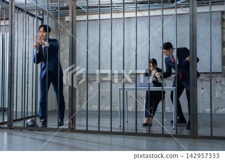 一名商人被關進監獄 142957333