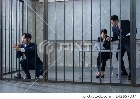一名商人被關進監獄 142957334