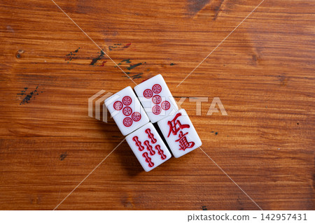 木紋背景上的麻將牌 142957431