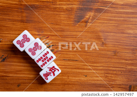 木紋背景上的麻將牌 木紋背景上的麻將牌 142957497