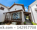 Traditional craft "Tokushima indigo dyeing" drying under the eaves. 142957708