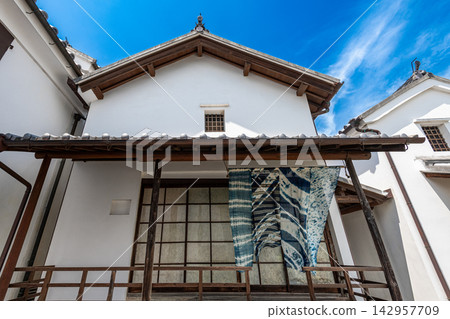 傳統工藝品「德島靛藍染色」在屋簷下晾曬。 傳統工藝品「德島靛藍染色」在屋簷下晾曬。 142957709