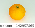 Fresh mandarin oranges on a white background 142957865