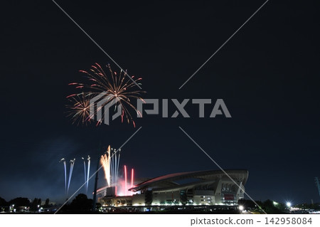 夜空中綻放的絢麗煙火：埼玉體育場煙火節 142958084