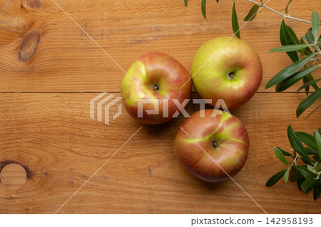 Autumn fruit, apples 142958193
