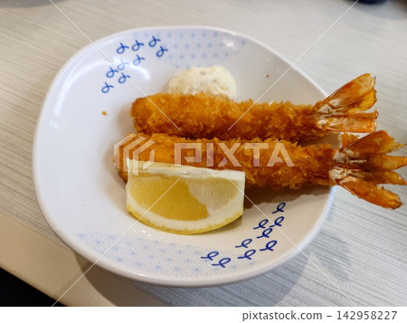 Two fried shrimp (with lemon and tartar sauce) Two fried shrimp (with lemon and tartar sauce) 142958227