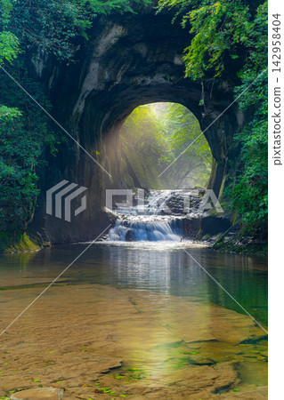 [Chiba Prefecture] Nomizo Falls and Kameiwa Cave: Heart-shaped rays of light 142958404