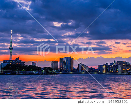 夕陽西下,晴空塔和中川河的景色盡收眼底。 夕陽西下,晴空塔和中川河的景色盡收眼底。 142958591
