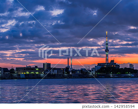 夕陽西下,晴空塔和中川河的景色盡收眼底。 夕陽西下,晴空塔和中川河的景色盡收眼底。 142958594
