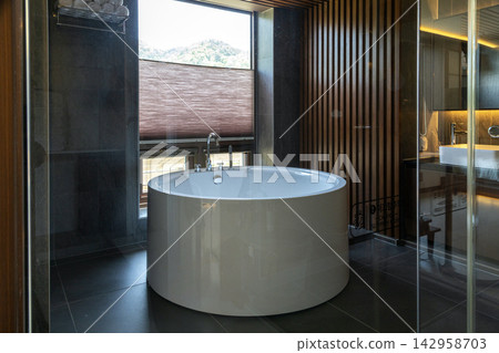 Round bathtub Round bathtub 142958703