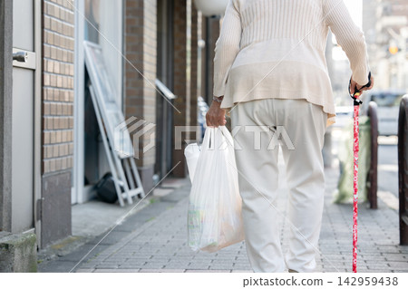 高級女性購物，後視圖 142959438
