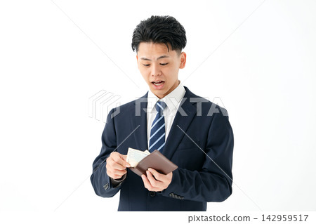 一個身無分文的年輕人穿著西裝。 142959517