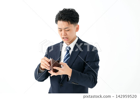 一個身無分文的年輕人穿著西裝。 142959520
