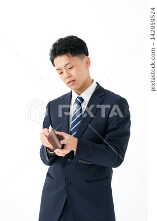 一個身無分文的年輕人穿著西裝。 142959524