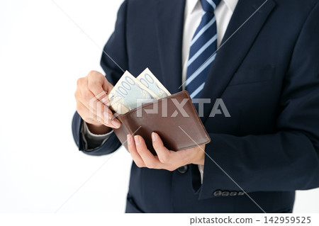 一位年輕的商人，錢包裡裝著錢。 142959525