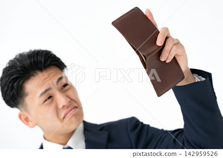 一個身無分文的年輕人穿著西裝。 142959526