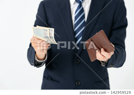 一位年輕的商人，錢包裡裝著錢。 142959529