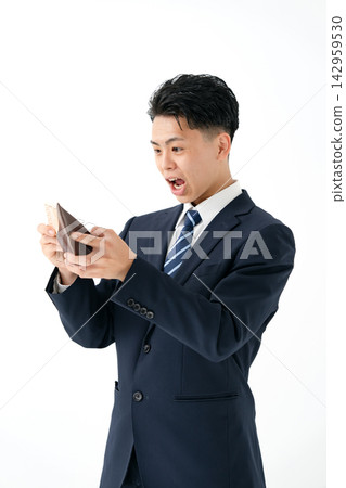 一個身無分文的年輕人穿著西裝。 142959530