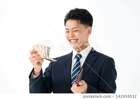 一位年輕的商人靠打零工賺錢買酒。 142959532