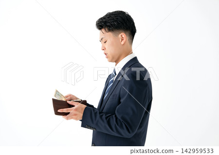 一個身無分文的年輕人穿著西裝。 142959533