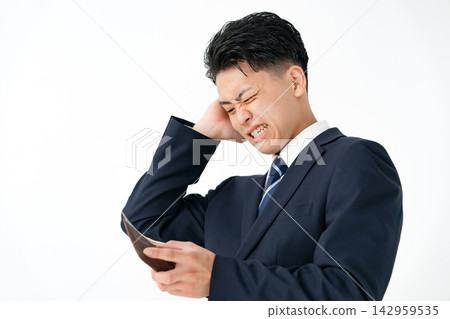 一個身無分文的年輕人穿著西裝。 142959535