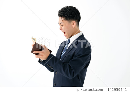 一個身無分文的年輕人穿著西裝。 142959541
