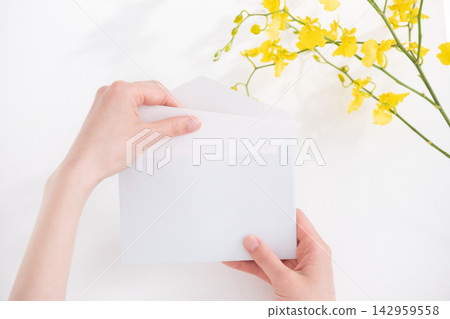 拿著卡片的手 142959558
