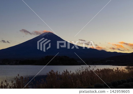 從大石公園眺望日落時的富士山 從大石公園眺望日落時的富士山 142959605