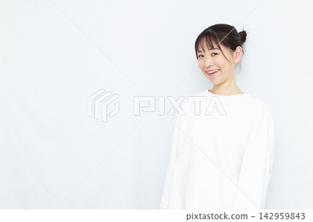 一個女人帶著微笑 142959843
