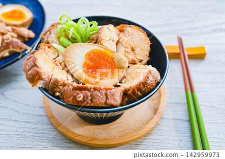 自製雞肉叉燒飯(配水煮蛋和蔥花) 自製雞肉叉燒飯(配水煮蛋和蔥花) 142959973
