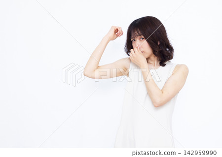 關心氣味的女性 142959990