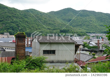 Summer 2026, Okayama Prefecture: A landscape of pottery kiln chimneys lined up in Bizen-Ibe. Summer 2026, Okayama Prefecture: A landscape of pottery kiln chimneys lined up in Bizen-Ibe. 142960396