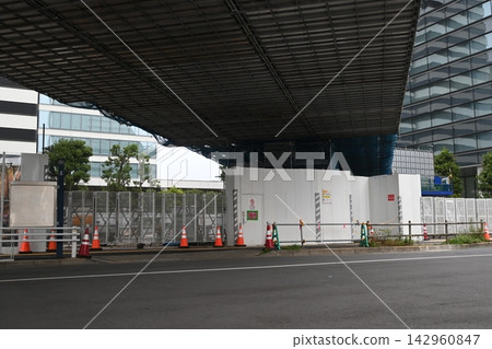 車站正面改造工程正在高架軌道下方施工。 車站正面改造工程正在高架軌道下方施工。 142960847