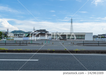 位於國道旁的空置店面,原址是一家已關閉的便利商店。 位於國道旁的空置店面,原址是一家已關閉的便利商店。 142961089