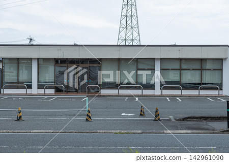 位於國道旁的空置店面,原址是一家已關閉的便利商店。 位於國道旁的空置店面,原址是一家已關閉的便利商店。 142961090